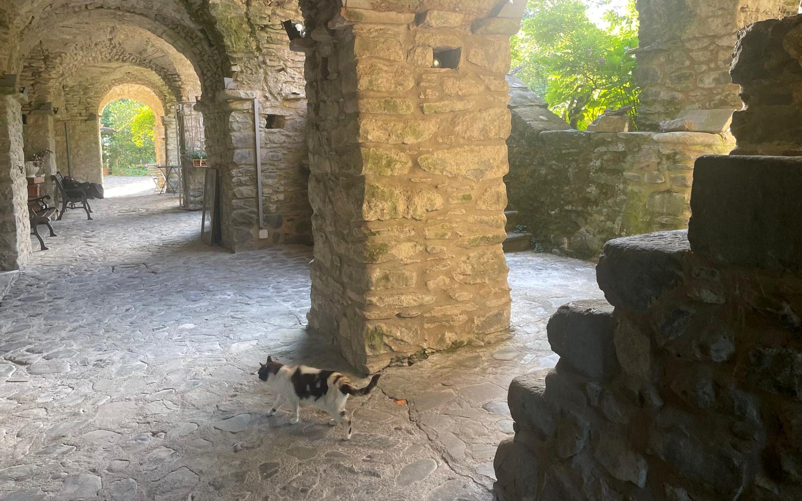 Portico in pietra di un borgo italiano